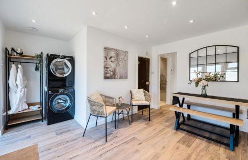 Romantic getaway UK with Private Sauna, King Bed, WiFi 517mbps & EV Charger - Photo 14