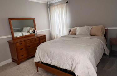 Cozy Stay Near DT with Deck and Yard - Foto 26