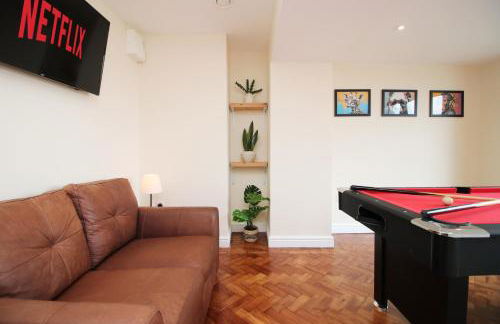 LUXURY 4 Bedroom 4 Ensuite Home in Penarth (Pool Table Games Room & BBQ Garden) with Sea Views - Photo 47