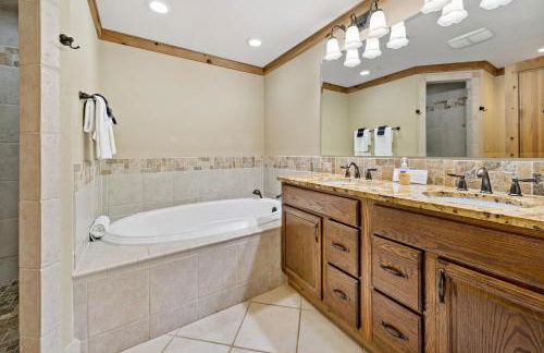 Lakefront Retreat Luxury Home with Private Dock - Photo 45