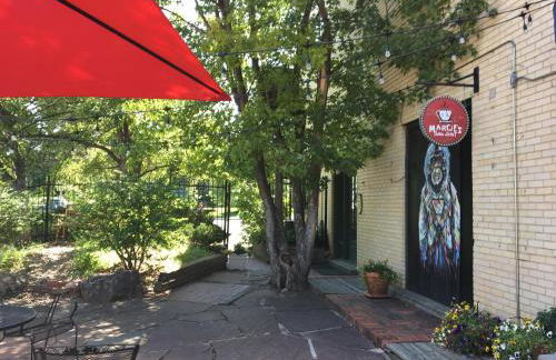 Cozy Retreat | Walk to Unc | Free Cruiser Bikes - Foto 46