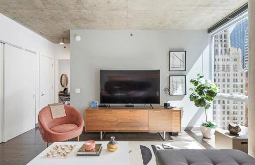 Linea Luxury Living with Indoor Pool and Rooftop Views in The Loop - Photo 28