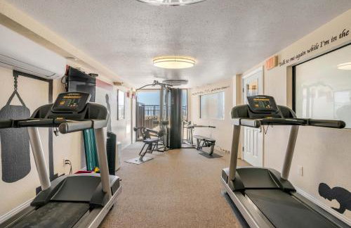 New dog-friendly Listing! Updated direct oceanfront with spacious balcony and heated pool - Foto 39