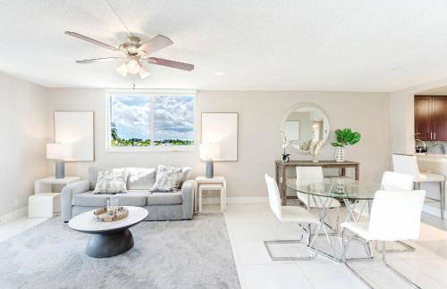 Across from Beach | Balcony • Pool • Parking • 2BR - Foto 14