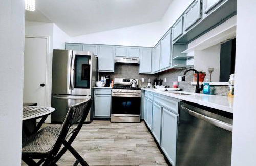 Spacious Family Home in Round Rock w Private Yard - Photo 1