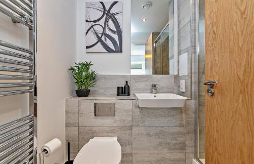 LUXURY AIRPORT SUITE, FREE Parking, FANTASTIC Location, Close To Airport, Train Station And Town Centre - Foto 18