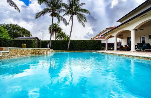 Luxury Tropical Living , 4BR w Backyard Pool Oasis - Foto 45