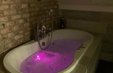 Luxury Boutique Country Cottage With Hot Tub - Photo 14