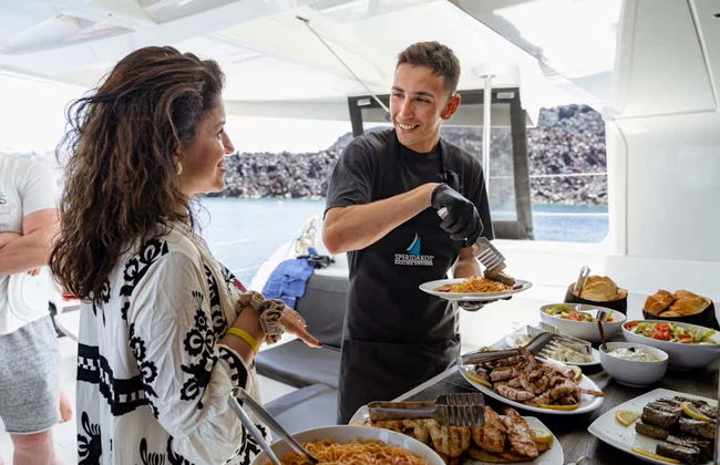Paseo en catamarán por la Caldera de Santorini con comida - Foto 4