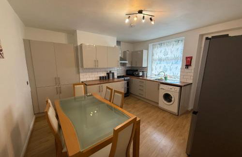 Central 3BR Home - Huddersfield Serviced Accomodation - Walk to Station & Town - Business Travellers - Families - Students - Photo 7