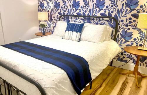 Chalet Retreat w/ Hot Tub, Short Walk to Lake & Pool - Photo 20