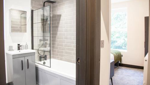 New! Stylish & Modern Home With Free Parking! Book Now! - Foto 4, towels, Shower