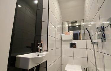 Lovely 3 bed with jacuzzi, close to airport, driveway, wifi - Foto 30