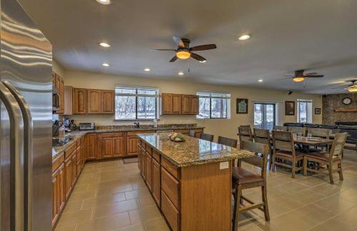 3 Mi to Rainbow Lake Home with Hot Tub and Deck - Foto 9