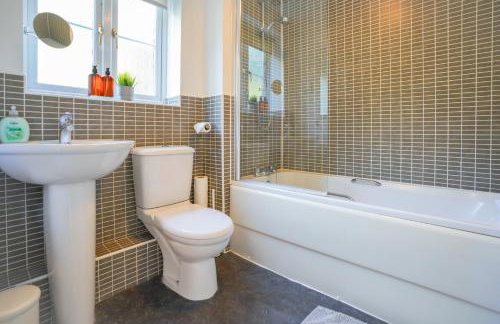 Stylish Apartment with Private Parking - Foto 35