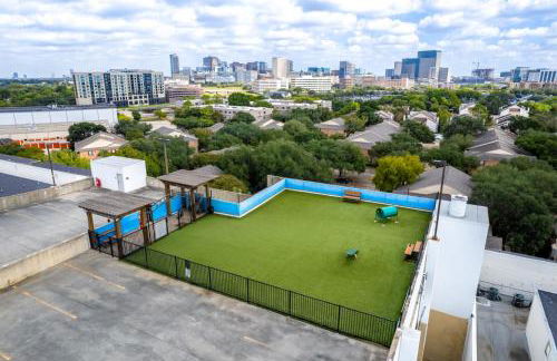 Gorgeous Furnished Apartments near Texas Medical Center & NRG Stadium - Photo 19