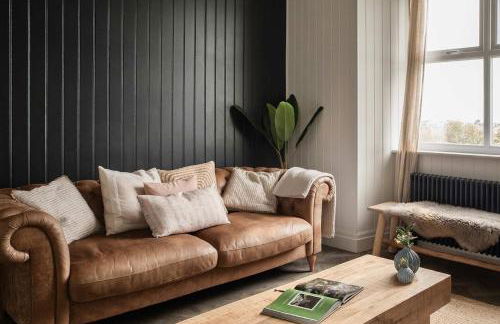 Luxury coastal retreat with sea views - Photo 9