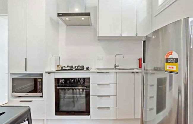 Cheerful 1 Bedroom Home With Free Parking - Photo 5