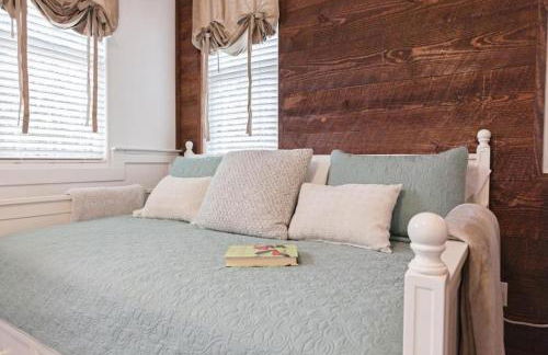 Rustic and Romantic Cabin with Breakfast Included near Royse City, Texas - Foto 9