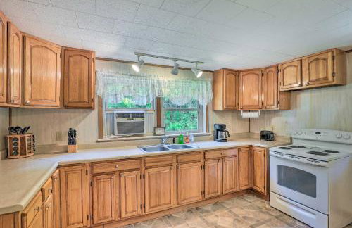 Bonfires and BBQs! Creekside Retreat in Marshall - Foto 9