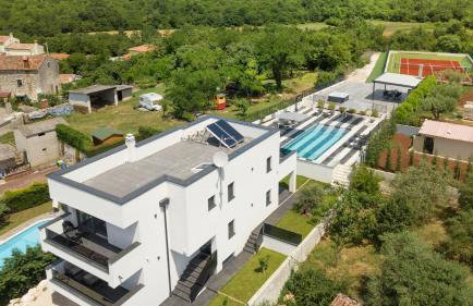 Modern villa Dea with jacuzzi and pool in Porec - Foto 1