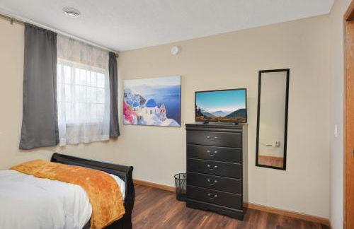 Charming 3-bedroom 1 bath basement nook with backyard view and gazebo - Foto 16