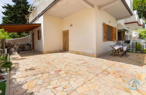 Piano terra sul lungomare con parcheggio - Foto 17