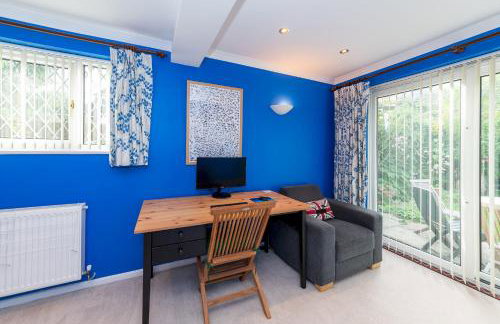 Cosy 3 Bedroom House near River Thames - Pass the Keys - Photo 6