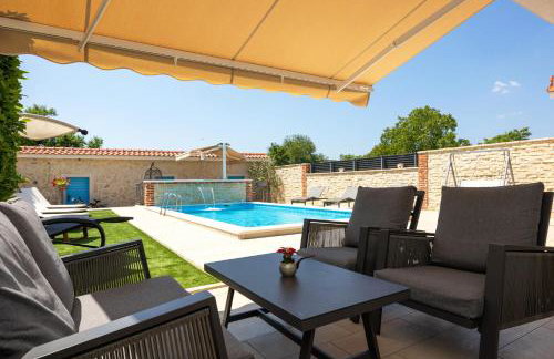 Villa Vision with Heated Pool & Jacuzzi in Sestanovac - Foto 2