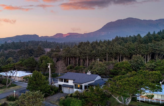 Half Block to Beach w Oceanview Patio Balcony The Shore Pine by Avantstay - Foto 5
