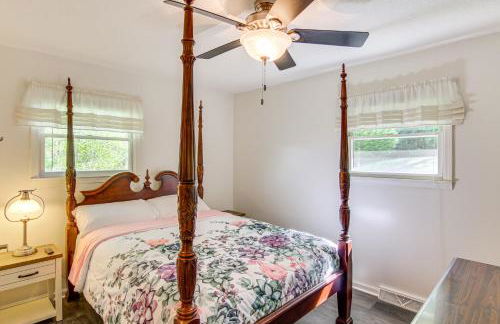 1 Mi to Pisgah Natl Forest Wooded Haven with Deck - Foto 13