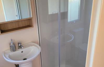 Lovely Static Caravan at Billing Aquadrome - Photo 14