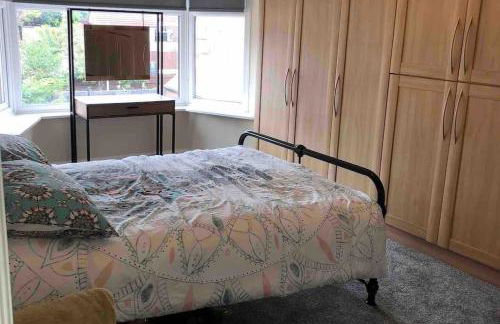 Spacious Family Home Minutes from the Beach - Foto 23