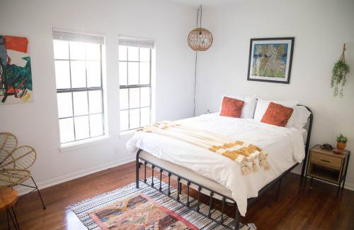 Cozy Bohemian Bungalow - Photo 7