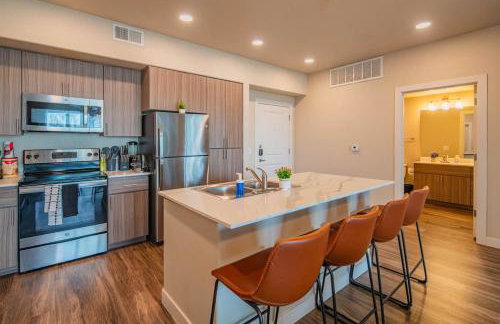 Trendy 2BD Gym Pool Parking WD Sleeps 8 - Foto 22