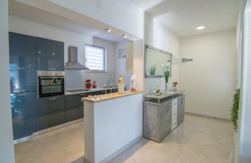 Villa Milena with heated pool and jacuzzi - Photo 28