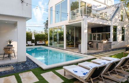 Luxe 9BDR Retreat w Putting Green Game Room Bouldin Collective by AvantStay - Foto 4