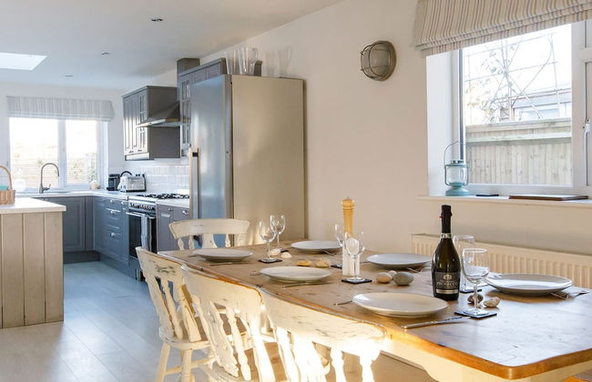 4BR Beach House Sleeps 10 - 5 Mins Walk to the Sea - Foto 8