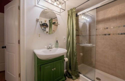 Wizard House + Hot Tub, Private Creek, Large Yard - Foto 29