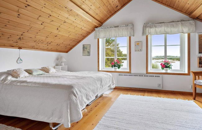 Seaside Cottage With Balcony and Grill - Photo 2