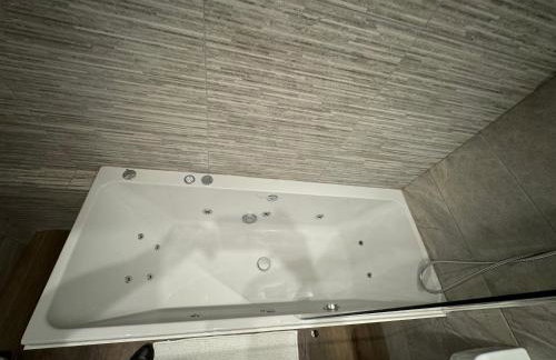 Luxury 6-Bed House - 6 En Suite- Jaquzzi Baths - Private Parking - Suitable for contractors - Foto 43