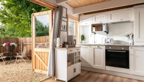 Hazel Tree Hut - Cosy Woodland Cabin with Private Hot Tub - Foto 5, Garden view, stove, dishwasher, pet friendly