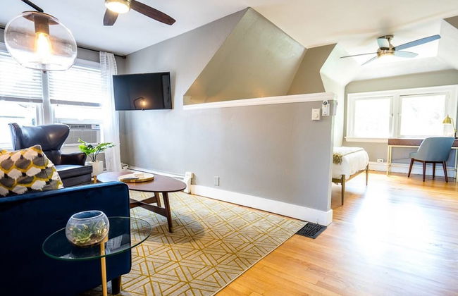 The Modern Couple's Getaway Loft With Private Balcony - Foto 13