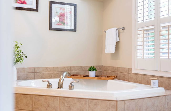 Highland Hideaway by Avantstay Group Poconos Retreat w/ Patio + Game Room - Foto 26