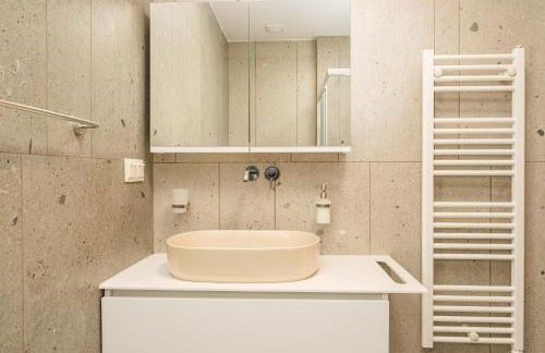 Bright & Contemporary Home with Balcony in Vibrant Piraeus - Foto 29