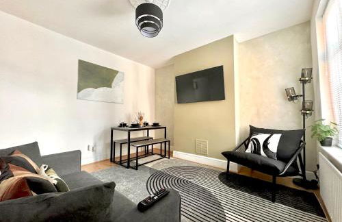 Central 4 Bed Home, FreeParking, 5TVs, Superfast WiFi - Photo 5