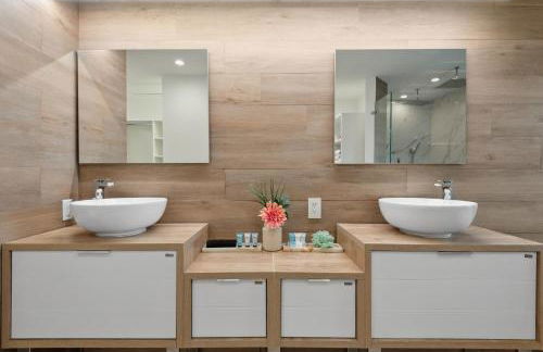 Luxury Modern Waterfront House in BEST Location! King Bed Suite & Close to Beach - Photo 2