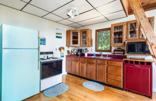 Mountain cabin w hot tub & deck views - Photo 7