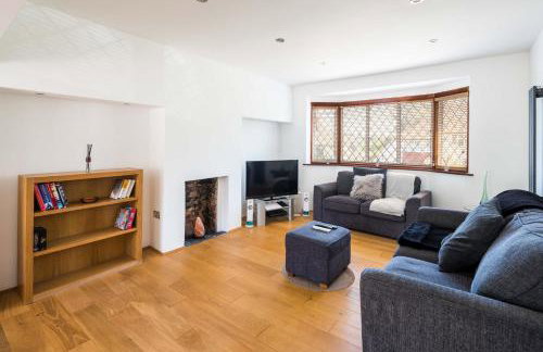 Elegant 2BD House with Garden and Decked Patio - Foto 18