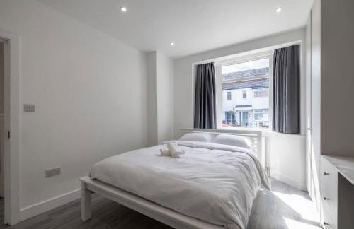 Modern home with driveway parking for 2 vehicles, near Tottenham Hotspur Stadium, White Hart Lane Train Station - Foto 17